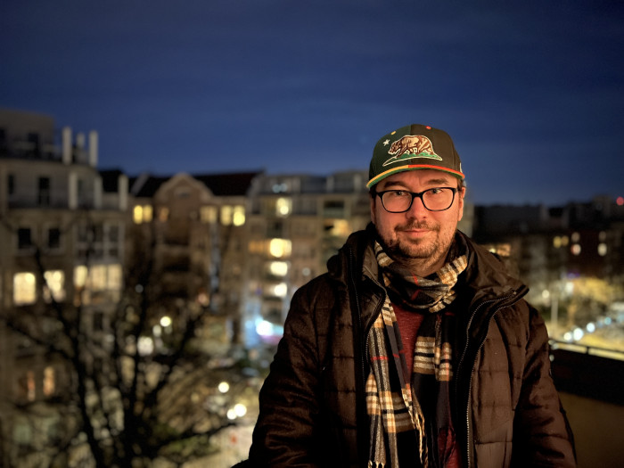 Das Galaxy S22+ stellt die Szene etwas dunkler dar als das Ultra-Modell. (Bild: Tobias Költzsch/Golem.de)